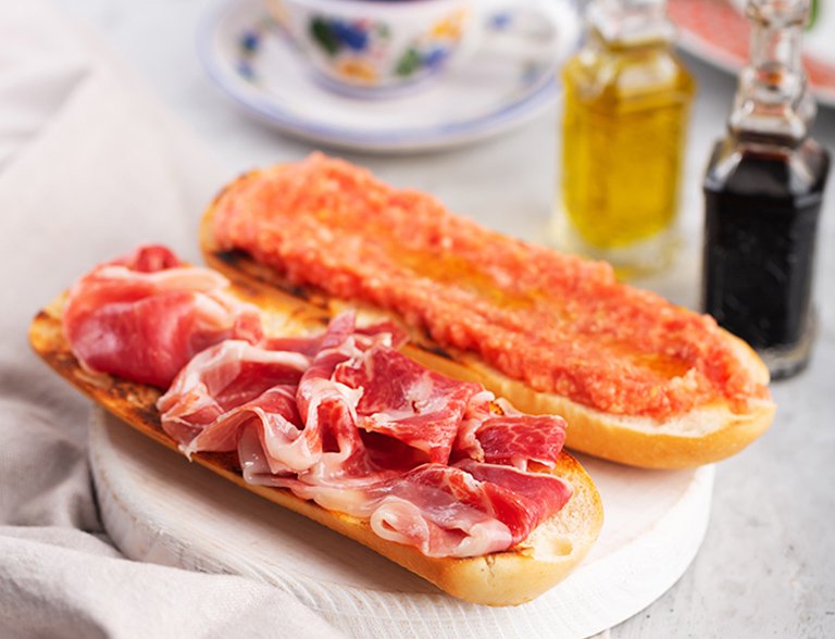 Tostada con jamón serrano y tomate